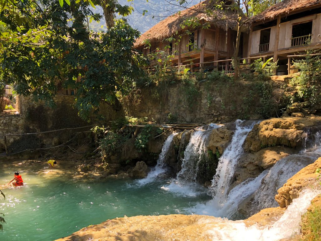 Bungalow bên suối Mu